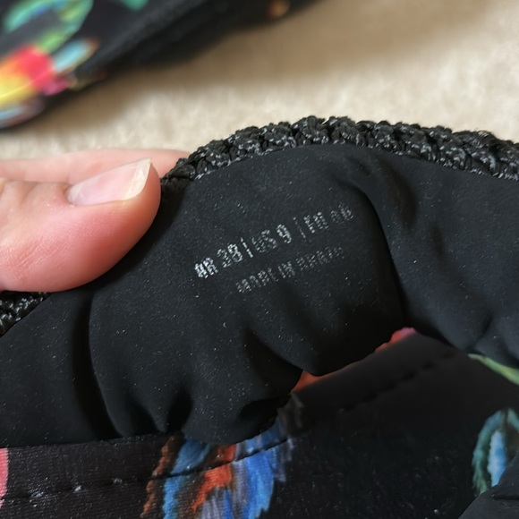 Farm Rio Cashew Black Maxi Crochet Puffy Flip - Picture 6 of 7